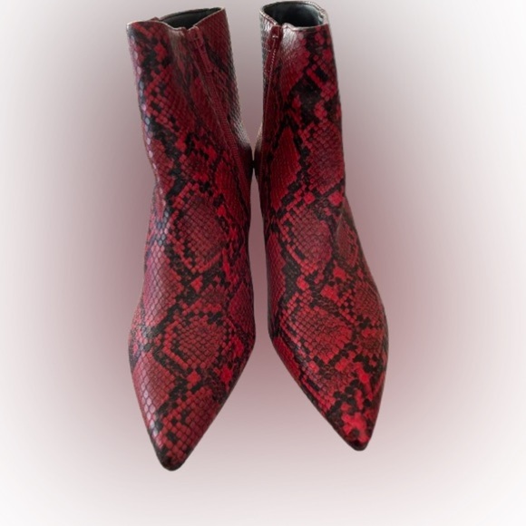 Bar lll but should be Bar none! Faux, sz 8! NWB, red snakeskin, true to fit! - Picture 4 of 11
